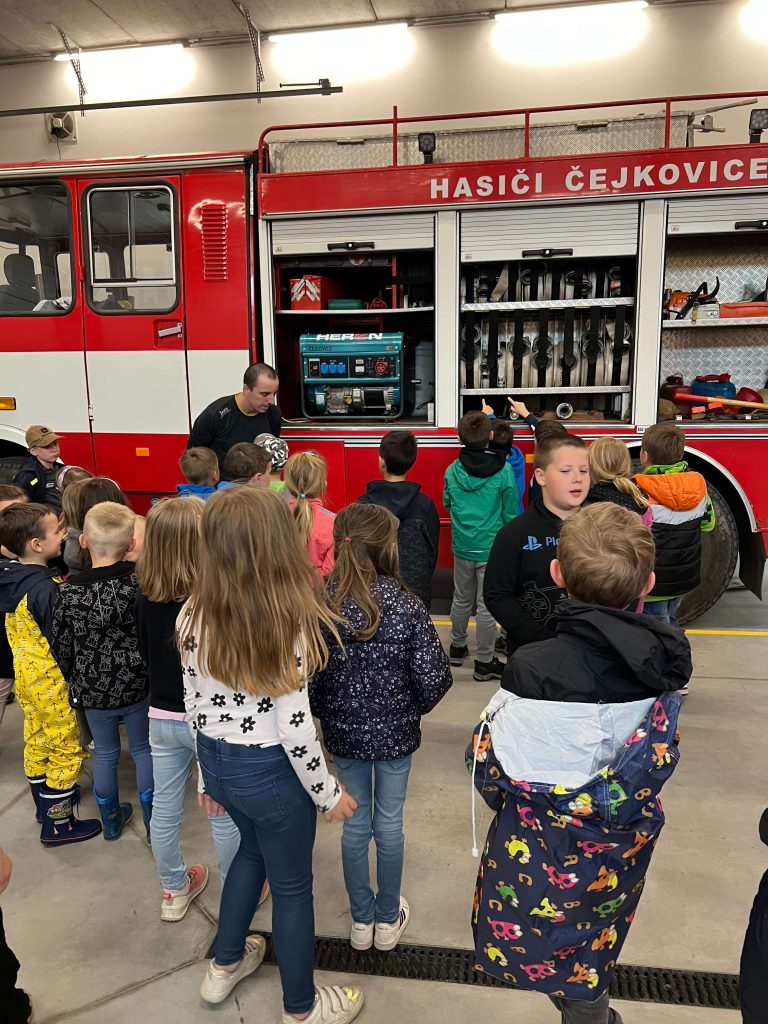 Družina v hasičské zbrojnici