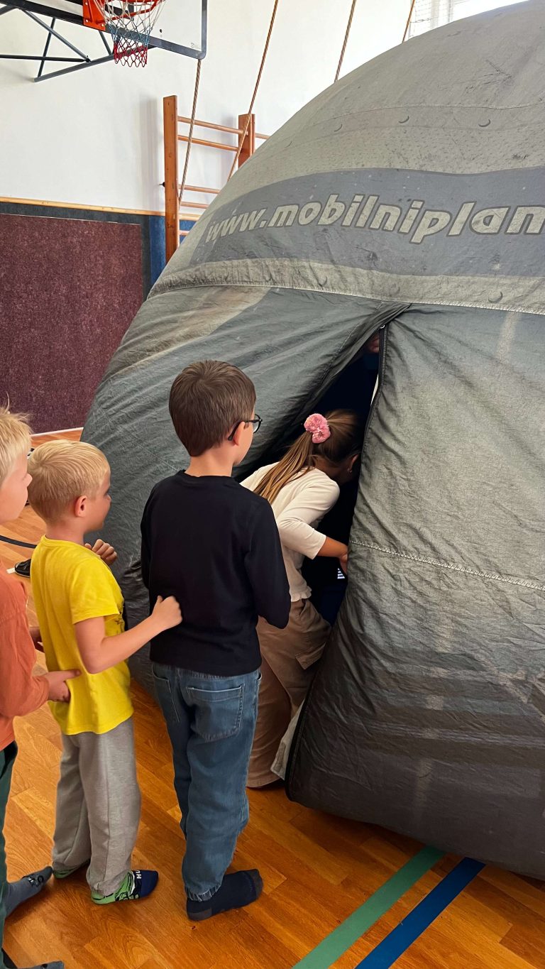Mobilní planetárium ve školní družině